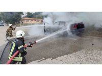 İskenderun’da yanan araç hurdaya döndü