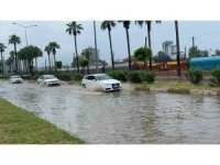 İskenderun’da sağanak yağışla caddeler göle döndü