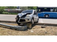 Burdur’da kontrolden çıkan ticari araç refüjde çıkıp aydınlatma direğini devirdi, 1 yaralı