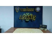 Uyuşturucu dolu çantayı bir araçtan diğerine teslim ederken suçüstü yakalandılar