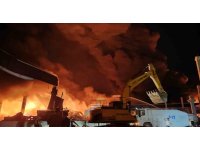 Yangın fabrikayı sardı, söndürme çalışmaları sürüyor