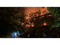 Evdeki yangın tüpü patladı, 2 ahşap bina alev alev yandı