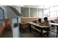 Adanalı meslek lisesi öğrencileri afetlerden ilham aldı, güneş enerjisi sistemiyle çalışan şarj istasyonu üretti