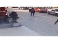 Motosiklet yayalara çarptı: 3 yaralı