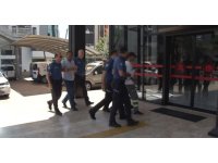 İçinde öğrencilerin bulunduğu servis aracına sopalı saldırı olayının şüphelileri adliyeye sevk edildi