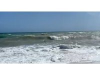 Denizde mahsur kaldı, hayatını dev dalgalar kurtardı