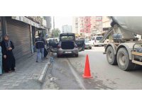 Lastikçiye silahlı saldırı sırasında aracıyla yoldan geçerken vurulan kadın hayatını kaybetti