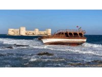 Kızkalesi’nde fırtınada gezi teknesi karaya oturdu