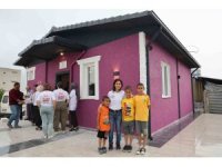 Yağmurlu havalarda ıslanmak istemeyen depremzede Meriç’in sesini duyan sağlıkçı Havva’dan afetzede aileye sıcak yuva