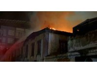 Hatay’da 200 yıllık tarihi bina çıkan yangında kül oldu