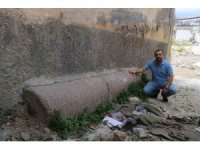 Ağır hasarlı binanın altında bulunan ve tarihi olduğu düşünülen devasa sütun merak uyandırdı