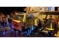 Kontrolden çıkan kamyonet elektrik direğine çarptı, o anlar kamerada: 3 yaralı