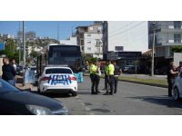 Halk otobüsü trafik ışıklarında bekleyen araçların arasına daldı: 3 yaralı