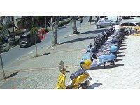 Okuldan el ele çıkan kardeşleri kaza ayırdı