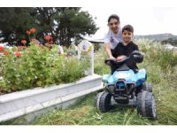 Afetzede çocuğun akülü arabayla annesinin mezarını ziyareti yürekleri dağladı