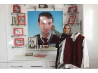 Dershaneden dönerken bombalı saldırıda şehit olan Oğulcan’ın annesi, evladının okul elbisesiyle hasret gideriyor
