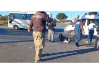 Tur minibüsü motosiklete çarptı, sürücü kask sayesinde hayatta kaldı:1 yaralı