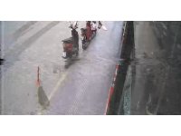 Motosikletle metrelerce sürüklendi, hiçbir şey yokmuş gibi kalkıp motosikletini yerden kaldırdı