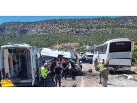 Mersin’de servis minibüsü park halindeki otobüse çarptı: 1 ölü, 2 yaralı