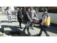 16 yaşındaki ehliyetsiz çocuğun kullandığı motosiklet öğrenci servisi ile çarpıştı: 2 yaralı