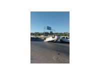 Lastiği patlayan otomobil önündeki araca çarpıp devrildi: 2 yaralı