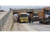 Hatay’da hafriyat kamyonu üst geçitten yola uçtu: 1 yaralı