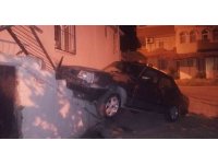 Kontrolden çıkan otomobil binaya çarptı