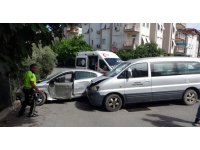 Resmi araç ile otomobil çarpıştı: 1 yaralı
