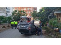 Alanya’da kontrolden çıkan otomobil devrildi: 3 yaralı