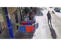 Otomobilin çarptığı motosikletli ayaklarının dibine düştü, vurdumduymazlığıyla ’pes’ dedirtti