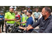 Dörtyol’da motosiklet sürücülerine kask dağıtıldı