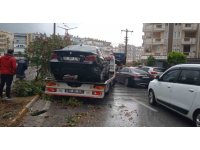 Alanya’da refüje çıkan otomobil ağaçları devirdi