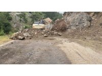 Devasa kayalar yolu ulaşıma kapattı