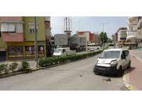 Direksiyon hakimiyetini kaybetti, refüjdeki aydınlatma direğine çarptı