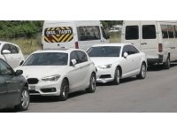 Otomobilin çarptığı motosiklet, sürüklenip başka bir otomobile çarptı