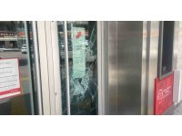 Adana’da madde bağımlısı iki kişi Ziraat Bankası’nın camlarını kırdı