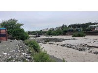 Kuvvetli yağışın etkili olduğu Hatay’da sel yolu ikiye böldü