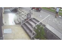 Apartmandaki eşyalara zarar veren bina sakini, diğer apartman sakinlerini çileden çıkardı