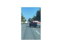 Kamyonetin seyir halinde zikzak çizerek herkesi tehlikeye attığı anlar kamerada