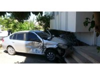 Kazaya karışan otomobil, binanın bahçe duvarını aşıp merdivenlere çarparak durabildi