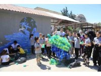 Atık maddelerden deniz kaplumbağası ve flamingo heykeli yaptılar