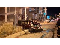 Kırmızı ışıkta bekleyen otomobile kamyon çarptı: 2 kişi yaralandı, yol trafiğe kapatıldı