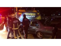 Park halindeki iş makinesine otomobil çarptı: 2 yaralı