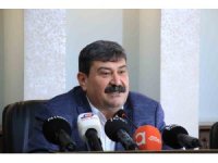 Toroslar Belediyesinin borçları belediye binasına asıldı