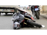 Otomobille çarpışan motosikletin sürücüsü kaskı sayesinde kazayı hafif sıyrıklarla atlattı