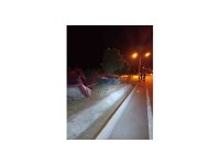 Kontrolden çıkıp refüjdeki ağaca çarpan otomobil ikiye bölündü