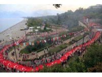Binlerce kişi 400 metrelik Türk bayrağı eşliğinde yürüdü
