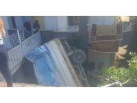 Apartman bahçesine düşen kamyonetin sürücüsü yaralandı
