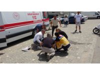 Otomobilin arka tamponuna çarpan motosiklet sürüklendi: O anlar kamerada