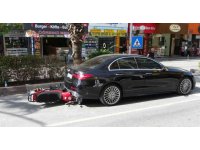 Yaya geçidini görünce kendini kilitleyen lüks otomobilin altına girdi